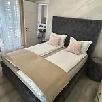 Daire Moste - Modern With Pool, Ev Station & Free Parking *