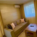 Daire Moste - Modern With Pool, Ev Station & Free Parking *