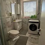 Daire Moste - Modern With Pool, Ev Station & Free Parking *